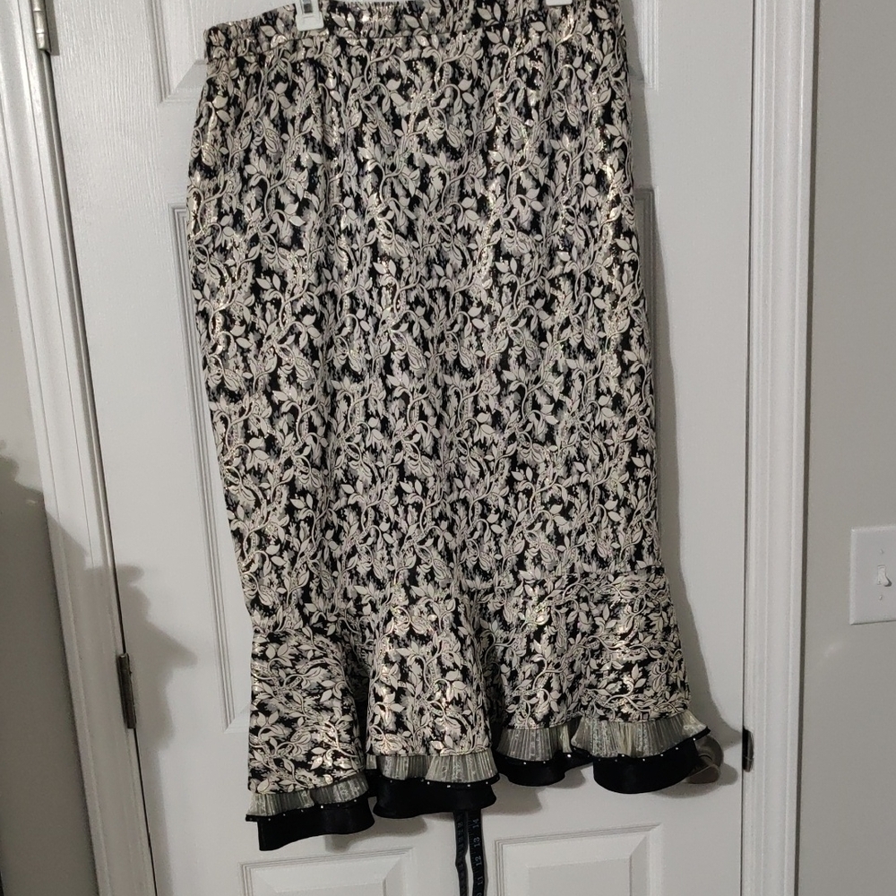 Elegant Black and Cream Floral Pencil Skirt
